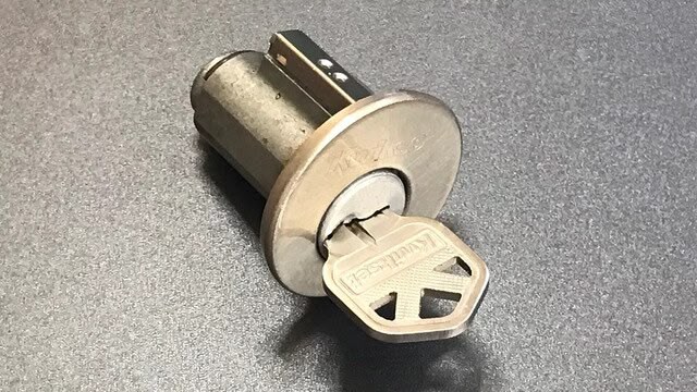 A picture of the Kwikset modification to make it Hines-like